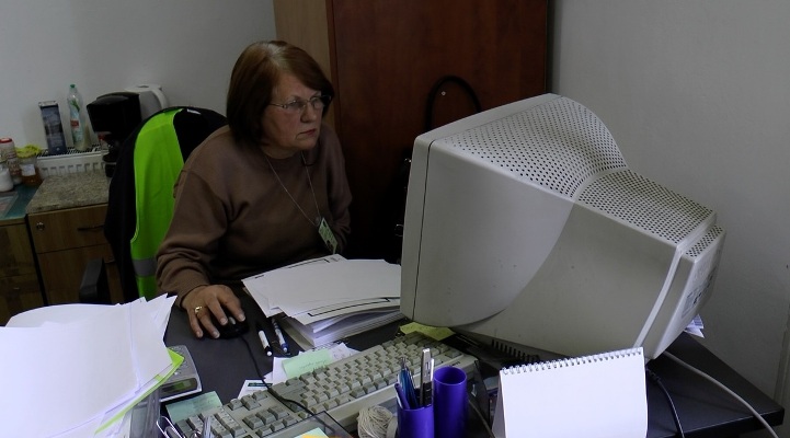 Așa arată calculatoarele la care lucrează unii angajați ai Primăriei Brașov
