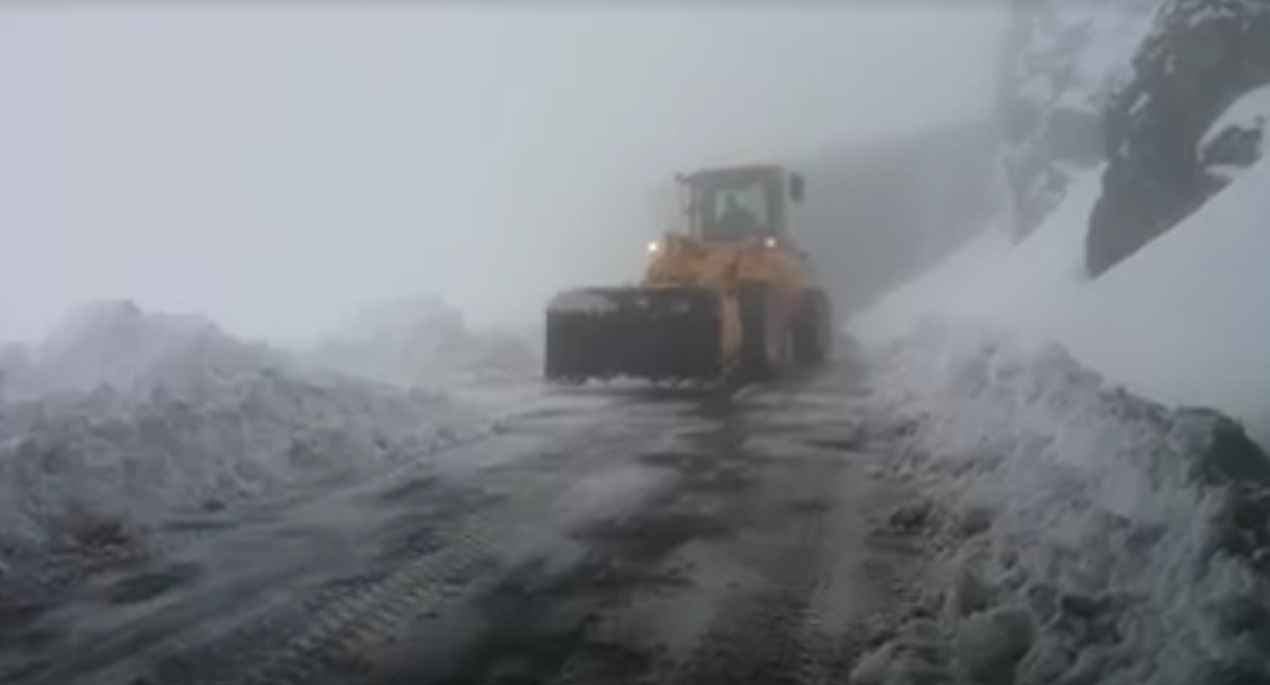 Iarna în toată regula pe Transfăgărăşan. Stratul de zăpadă a atins aproape un metru